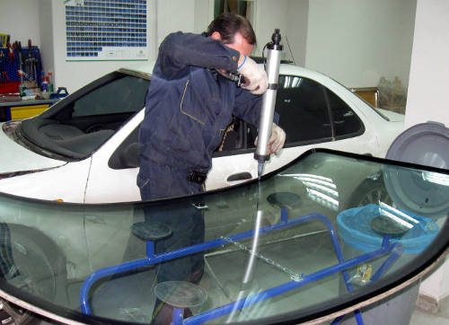 Клеевые материалы для замены и вклейки стёкол автомобильных стекол